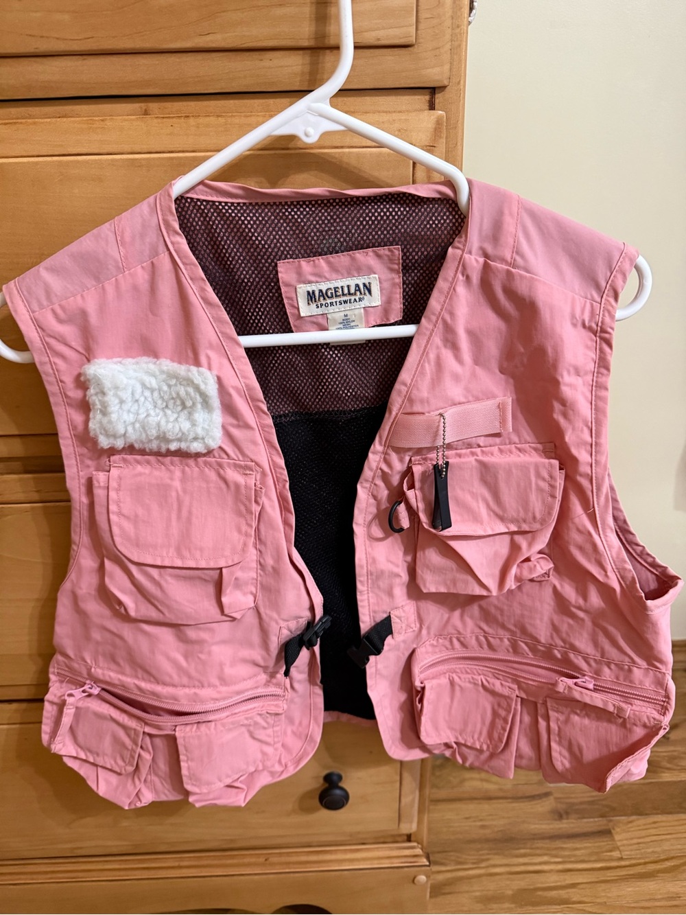 Magellan Outdoors Woman’s Light Pink Fky Fishing Vest with Multiple Pockets